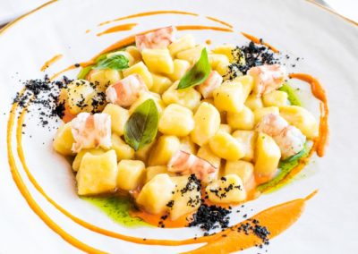 Gnocchi, mazzancolle, crema di datterino giallo ed olive