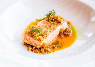 Salmone, salsa agli agrumi e quinoa soffiata